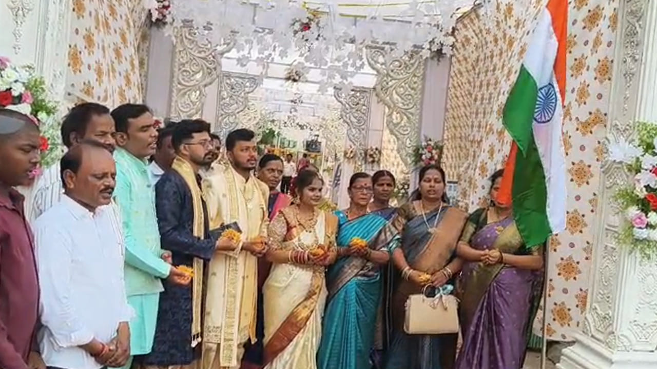 దేశభక్తిని చాటుతూ నంద్యాలలో ఓ వివాహ వేడుకలో స్వాతంత్ర్య దినోత్సవ వేడుకలు నిర్వహించారు. వివాహం సందర్భంగా వరుడు చైతన్య జాతీయ జెండాను ఎగురవేసి అనంతరం వధువు మెడలో తాళి కట్టారు