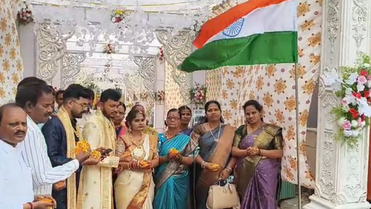 ఇప్పటి వరకు జరిగిన పెళ్లిళ్లు ఒక ఎత్తు,  ఈ పెళ్లి ఇంకో ఎత్తు. అమ్మాయి మెడలో తాళి కట్టేముందు వరుడు చేసిన పనికి మీరు కూడా షాక్ అవ్వకుండా ఉండలేరు. మరి, అతను ఏం చేసాడో ఇక్కడ చదివి తెలుసుకుందాం.. 