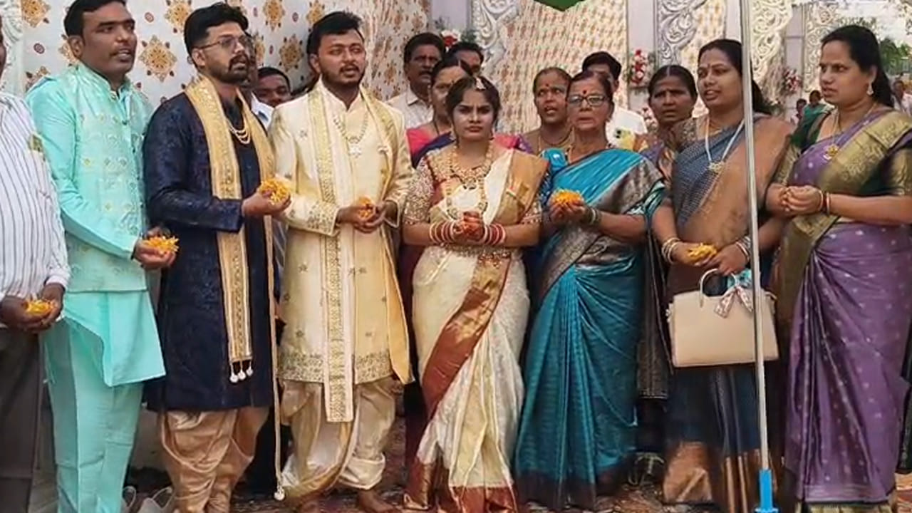 
పెళ్లి పెద్దలు, బంధుమిత్రుల సమక్షంలో వధూవరులు జాతీయ జెండాకు వందనం చేసి జాతీయ గీతాన్ని ఆలపించారు. స్వాతంత్ర్య దినోత్సవం సందర్భంగా తమ వివాహ వేడుకలోనూ జాతీయ భావాన్ని చాటేలా కార్యక్రమం నిర్వహించడం పలువురిని ఆకట్టుకుంది.