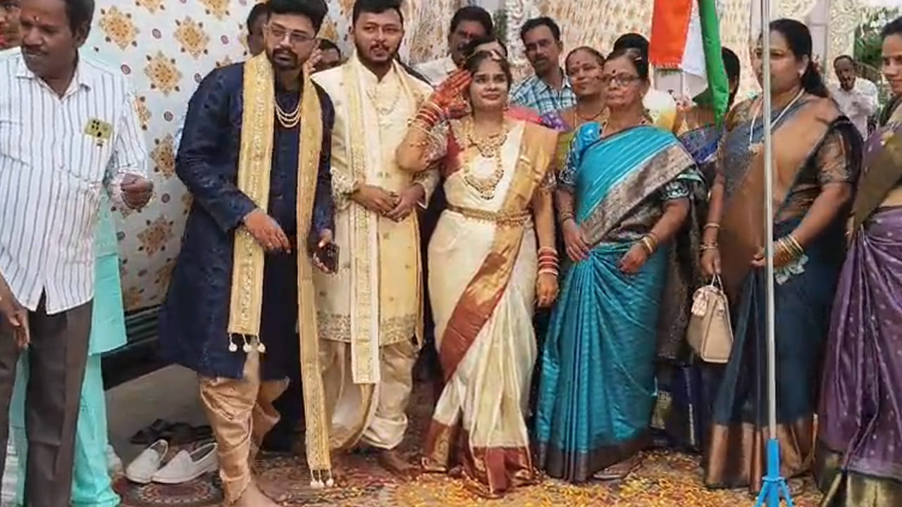 వివాహ వేడుకలో దేశభక్తిని పెంపొందించేలా కార్యక్రమం నిర్వహించిన వరుడు చైతన్యను ప్రముఖులు, బంధువులు అభినందించారు. దేశభక్తి సందేశాన్ని వివాహ వేడుక ద్వారా అందించడంపై హర్షం వ్యక్తం చేశారు.