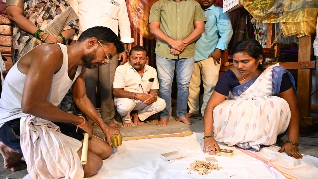 సిరిసిల్లకు చెందిన ప్రఖ్యాత చేనేత కళాకారులు నల్ల విజయ్ కుమార్, వెల్ది హరిప్రసాద్ ఈ అరుదైన చీరల తయారీలో ప్రత్యేక గుర్తింపు పొందారు. విజయ్ తండ్రి నల్ల పరంధాములు 1987లో తొలిసారిగా అగ్గిపెట్టెలో పట్టే చీరను రూపొందించి సిరిసిల్ల చేనేతకు ప్రపంచవ్యాప్తంగా ప్రత్యేక గుర్తింపు తీసుకొచ్చారు. ప్రస్తుతం అదే వారసత్వాన్ని విజయ్ కుమార్ విజయవంతంగా కొనసాగిస్తూ చేనేత కళకు కొత్త గుర్తింపును తీసుకొస్తున్నారు.