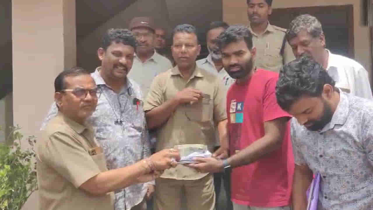 అర్ధరాత్రి ఆర్టీసీ బస్సులో భారీ నగదు బ్యాగ్తోపాటు ల్యాప్టాప్ ప్రత్యక్షం.. ఆ తర్వాత ఏం జరిగిందంటే..?