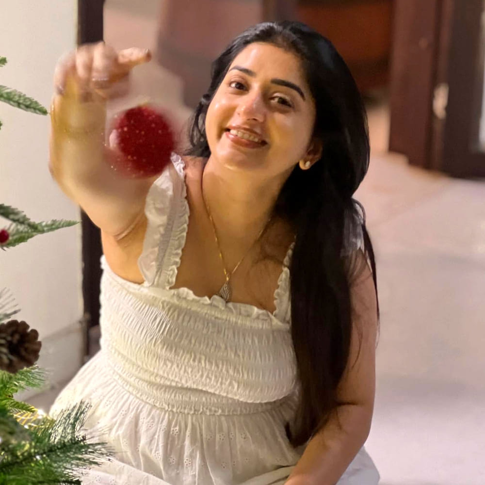 కానీ ఆ సినిమాలు పెద్దగా ఆకట్టుకోలేకపోతున్నాయి. ఇక ఇప్పుడు మీరా సోషల్ మీడియాలో ఓ రేంజ్ లో రెచ్చిపోతుంది. సెకండ్ ఇన్నింగ్స్ లో తెలుగు, తమిళ్ సినిమాలు చేసినప్పటికీ అవి పెద్దగా హిట్ అవ్వలేదు. దాంతో పెద్దగా ఆఫర్స్ లేవు. ప్రస్తుతం మీరా అవకాశాల కోసం ఎదురుచూస్తుంది. అలాగే సోషల్ మీడియాలో క్రేజీ ఫోటోలు షేర్ చేస్తుంది.