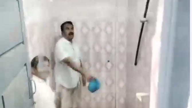 టాయిలెట్లు శుభ్రం చేసిన మంత్రి జూపల్లి కృష్ణారావు