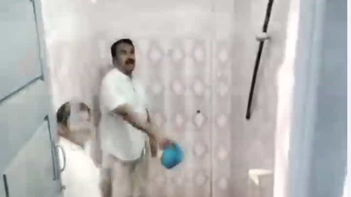 Watch: తహసీల్దార్ ఆఫీస్ తనిఖీకి వెళ్లిన మంత్రి.. టాయిలెట్ దుస్థితి చూసి చేసిన పని ఇదే! Watch: తహసీల్దార్ ఆఫీస్ తనిఖీకి వెళ్లిన మంత్రి.. టాయిలెట్ దుస్థితి చూసి చేసిన పని ఇదే!