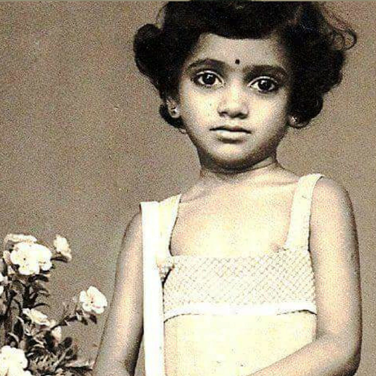 సినీ సెలబ్రెటీలకు సంబంధించిన ఫొటోలో సోషల్ మీడియాలో తెగ చక్కర్లు కొడుతూ ఉంటాయి. సోషల్ మీడియా వాడకం ఎక్కువ అవ్వడంతో సెలబ్రెటీల ప్రొఫిషనల్ విషయాలతో పాటు పర్సనల్ విషయాలు కూడా నెట్టింట చక్కర్లు కొడుతున్నాయి. సినీ సెలబ్రెటీల వ్యక్తిగత విషయాలు మాత్రం ఎక్కువగా నెట్టింట వైరల్ అవుతుంటాయి.