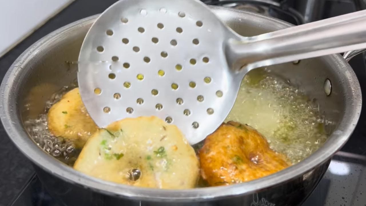 కావాల్సిన పదార్థాలు.. మరమరాలు – 3 కప్పులు, బొంబాయి రవ్వ (ఉప్మా రవ్వ) – 1 కప్పు, చిక్కటి పెరుగు – ½ కప్పు నుండి 1 కప్పు వరకు, నీళ్లు – తగినంత (రుబ్బడానికి), తరిగిన ఉల్లిపాయ ముక్కలు – 1 (మీడియం సైజు), తరిగిన అల్లం ముక్కలు – 1 టేబుల్ స్పూన్, తరిగిన పచ్చిమిర్చి – 2-3 (రుచికి సరిపడా), కరివేపాకు – కొద్దిగా, కొత్తిమీర తరుగు – 2 టేబుల్ స్పూన్లు, ఉప్పు – రుచికి సరిపడా, సోడా ఉప్పు (బేకింగ్ సోడా) – పావు టీస్పూన్ కంటే తక్కువ, జీలకర్ర – 1 టీస్పూన్, డీప్ ఫ్రై చేయడానికి సరిపడా నూనె చొప్పున తీసుకోవాలి.