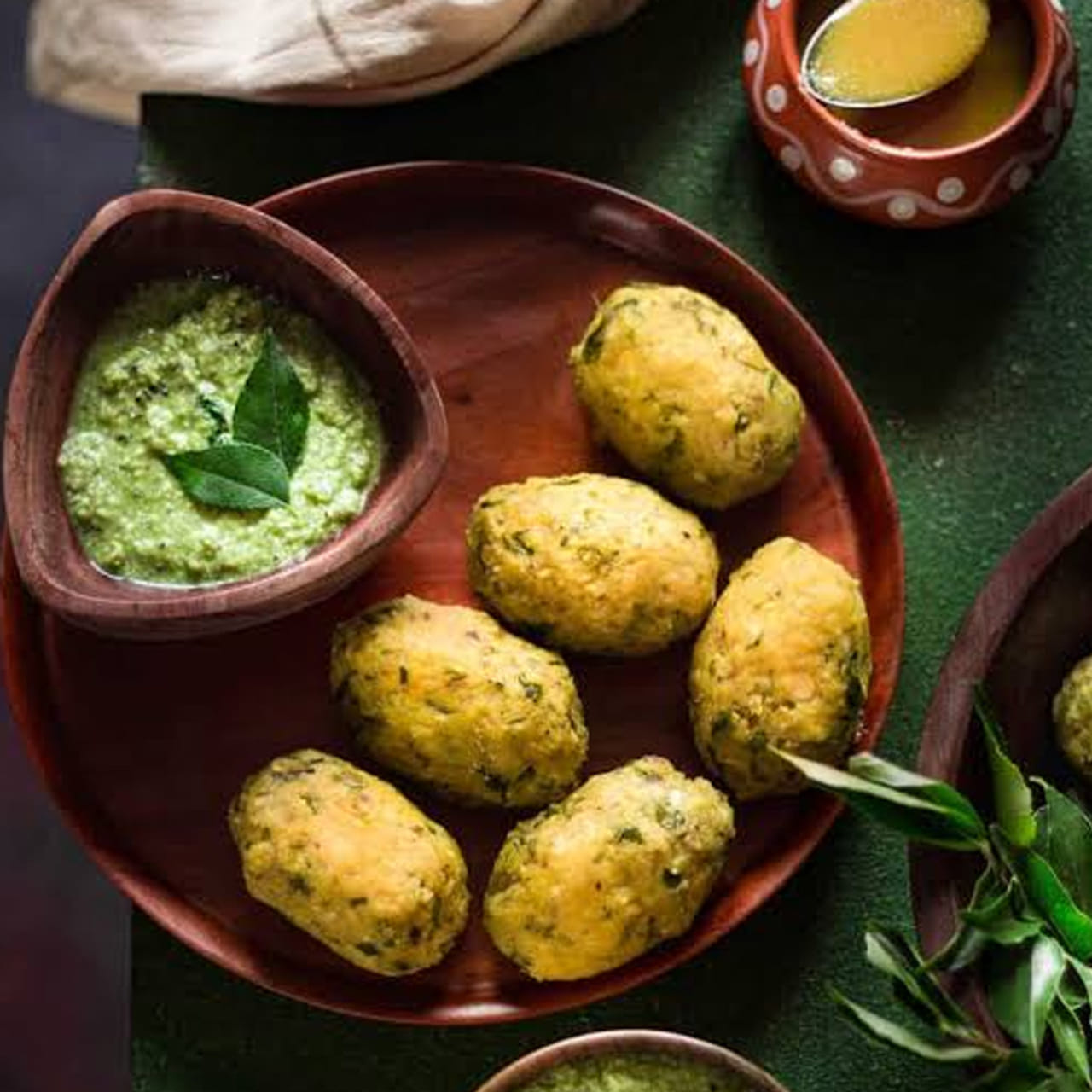 కావలసిన పదార్థాలు: అర కప్పు కందిపప్పు, పావు కప్పు పచ్చి శనగపప్పు, పావు కప్పు పెసరపప్పు, పావు కప్పు జొన్న రవ్వ, రెండు నుండి మూడు పచ్చిమిర్చి తరుగు, రెండు స్పూన్ల సన్నగా తరిగిన అల్లం ముక్కలు, ఒక సన్నగా తరిగిన ఉల్లిపాయ, ఒక స్పూన్ జీలకర్ర,  ఒక కప్పు పచ్చి కొబ్బరి తురుము, పావు కప్పు సన్నగా తరిగిన సోయకూర, కరివేపాకు, కొత్తిమీర తరుగు,  పావు స్పూన్ ఇంగువ మరియు రుచికి సరిపడా ఉప్పు.
