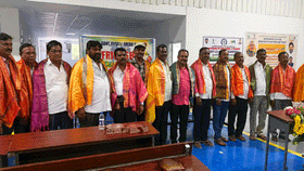 మూడు దశాబ్దాల తర్వాత మళ్లీ ఒక్కటైన స్నేహితులు