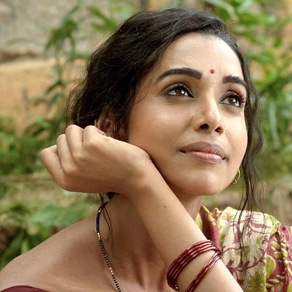 ఓటీటీలు వారం వారం రకరకాల సినిమాలు విడుదలై ప్రేక్షకులను ఆకట్టుకుంటున్నాయి. కొత్త కొత్త సినిమాలు, వెబ్ సిరీస్, టాక్ షోలు స్ట్రీమింగ్ అలరిస్తున్న సంగతి తెలిసిందే. కొత్త సినిమాలు థియేటర్లలో విడుదలైన రెండు మూడు వారాలకే ఇప్పుడు ఓటీటీలోకి వస్తున్నాయి. ఇక ఓటీటీలో సినిమాలు చూడటానికే ఆడియన్స్ ఎక్కువగా ఇష్టపడుతున్నారు. రొమాంటిక్, హారర్, థ్రిల్లర్ తరహా సినిమాలు చూడటానికి ఎక్కువగా ఇష్టపడుతున్నారు.