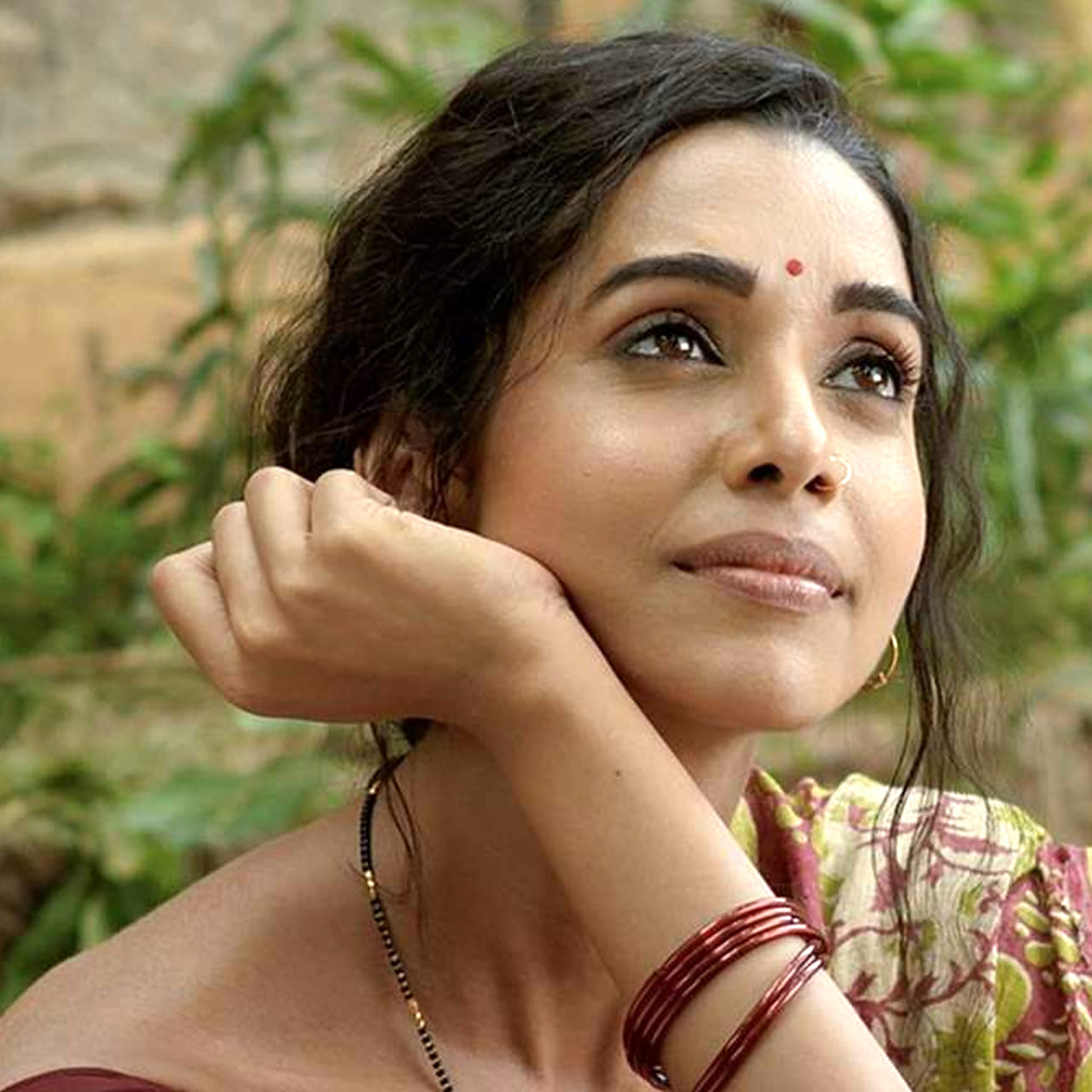 ఓటీటీలు వారం వారం రకరకాల సినిమాలు విడుదలై ప్రేక్షకులను ఆకట్టుకుంటున్నాయి. కొత్త కొత్త సినిమాలు, వెబ్ సిరీస్, టాక్ షోలు స్ట్రీమింగ్ అలరిస్తున్న సంగతి తెలిసిందే. కొత్త సినిమాలు థియేటర్లలో విడుదలైన రెండు మూడు వారాలకే ఇప్పుడు ఓటీటీలోకి వస్తున్నాయి. ఇక ఓటీటీలో సినిమాలు చూడటానికే ఆడియన్స్ ఎక్కువగా ఇష్టపడుతున్నారు. రొమాంటిక్, హారర్, థ్రిల్లర్ తరహా సినిమాలు చూడటానికి ఎక్కువగా ఇష్టపడుతున్నారు.