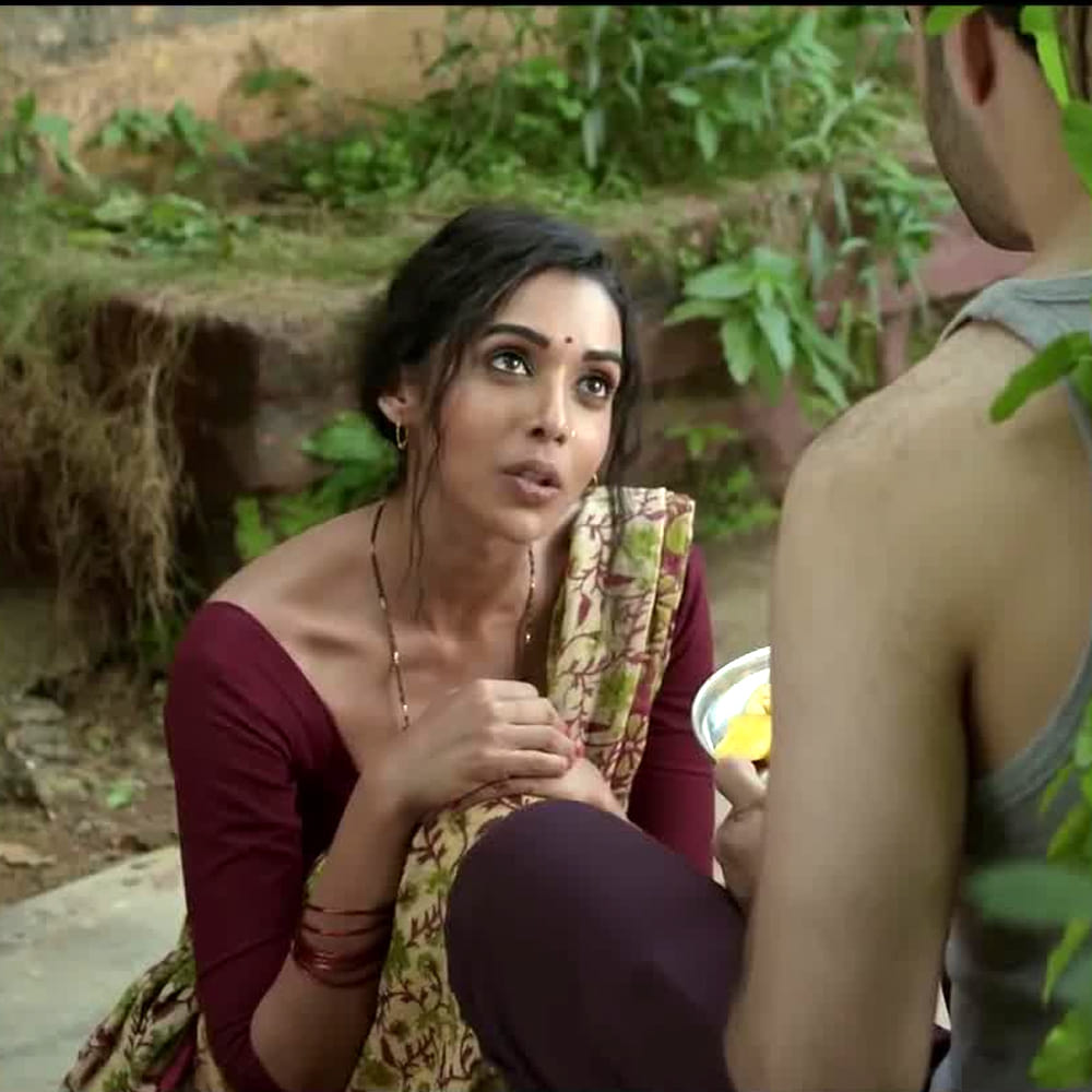 అయితే ఒకరోజు తమ ఇంట్లో పూజ గదిలోని దేవుడి విగ్రహం నుంచి రక్తం రావడాన్ని గమనిస్తారు. దీంతో తమ తమ్ముడు భూమిని పెళ్లి చేసుకోకపోవడంతోనే ఇలా జరుగుతుందని అంటారు. చివరకు ఏం జరిగింది.. ? తన మరిదిని భూమి ఐదో భర్తగా పెళ్లి చేసుకుందా ? అనేది సినిమా.. ఈ సినిమాను ఒంటరిగా చూడటమే బెటర్. ఈ సిరీస్ లో ప్రతి ఎపిసోడ్ చాలా ఆసక్తికరంగా ఉంటుంది.