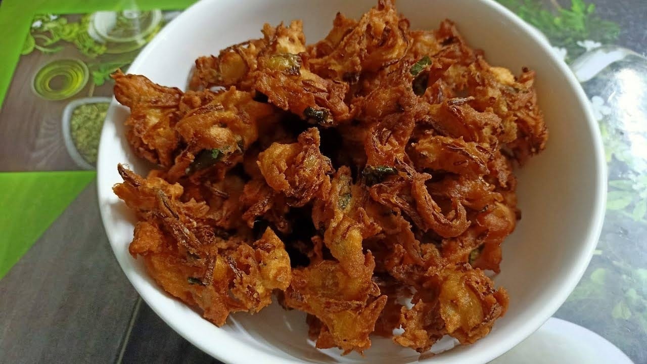 సాయంత్రం సమయంలో మీరు తినాలి అనుకుంటే.. ఈ స్నాక్స్ చాలా బెటర్. మీరు వీటిని  వేడి వేడి టీతో కూడా తీసుకోవచ్చు.
ఇంతవరకు మీరు ఇలాంటి టిఫిన్ తిని ఉండరు. వీటి టేస్ట్ కూడా  అంత మంచిగా ఉంటుంది. ఈ పకోడీల్లో  శనగపిండికి బదులు గోధుమ పిండిని వేస్తారు. దీనిని ఇక చేయాలంటే? 