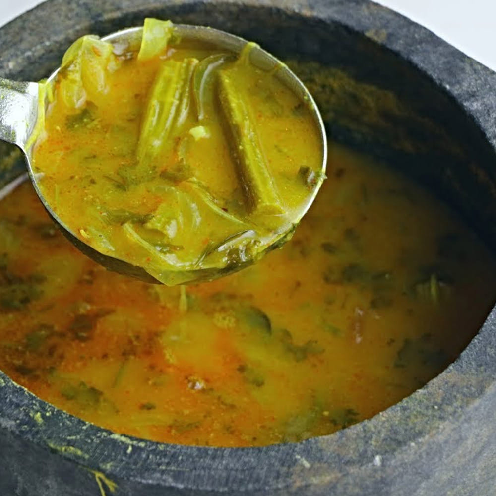 కావలసిన పదార్థాలు: 100 గ్రాముల కందిపప్పు, ఒకటి - ముక్కలుగా తరిగిన ములక్కాయ, రెండు - ముక్కలుగా తరిగిన వంకాయలు, రెండు - మీడియం సైజు టమాటాలు, రెండు - చిన్న ముక్కలు ఉల్లిపాయలు, రెండు - చీలికలు పచ్చిమిర్చి, రసం తీసిన పెద్ద నిమ్మకాయ సైజు అంత చింతపండు, అర టీస్పూన్ పసుపు, ఒక టీస్పూన్ కూర కారం, రుచికి సరిపడా ఉప్పు, తాజా కొత్తిమీర తరుగు మరియు తగినన్ని నీళ్లు.
