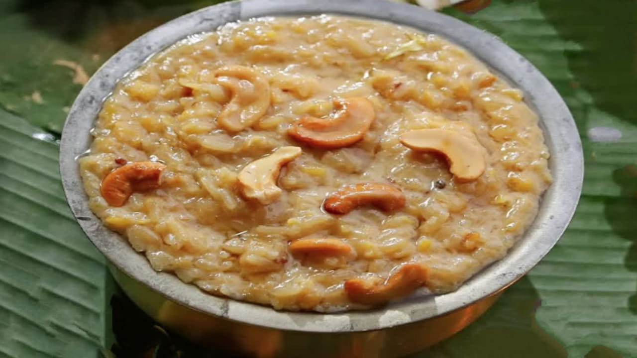 ఇప్పుడు  మరో వైపు స్టవ్ పై పాన్ పెట్టి అందులో పాలు పోసి మంచిగా మరిగబెట్టుకోవాలి. పాలు ఎంత బాగా మరిగితే రుచి అంత బాగా ఉంటుంది.  ఇప్పుడు ఈ మరిగిన పాలను ఉడికే అన్నంలో వేసి మంచిగా కలుపుకోవాలి. పాలు దగ్గరకు వచ్చి అన్నం ఉడికే వరకు కలుపుతూనే ఉండాలి.