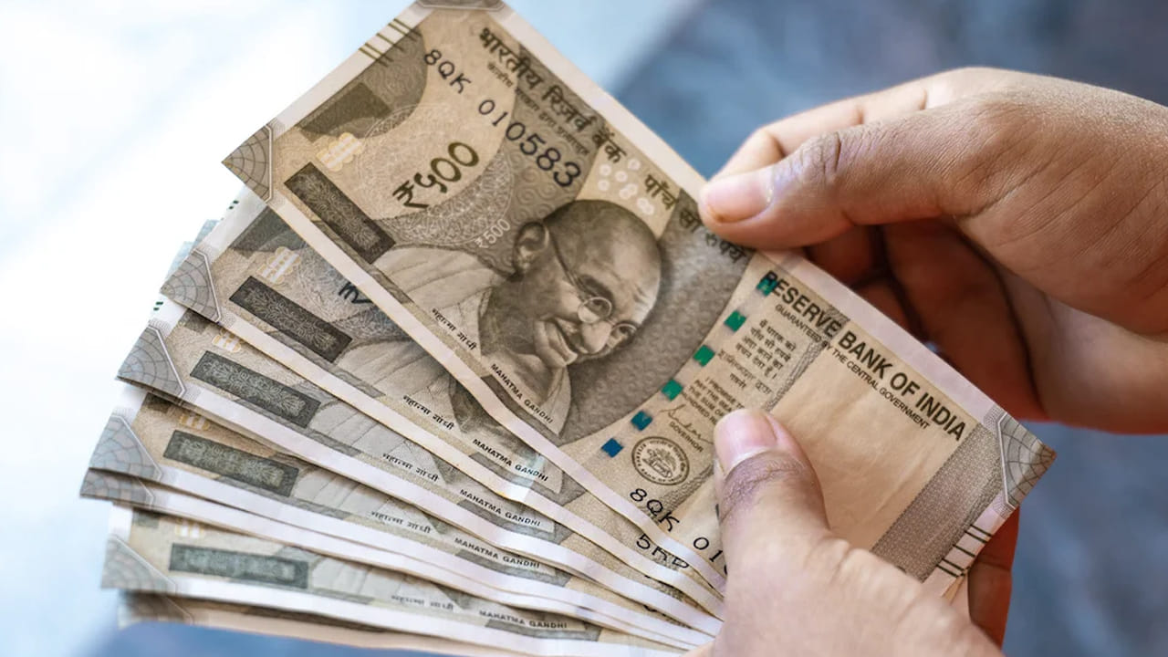 Personal Finance: అత్యవసర సమయంలో లోన్ తీసుకోవాలా? లేదా SIPని ఆపేయాలా?