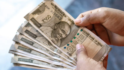 అత్యవసర సమయంలో లోన్‌ తీసుకోవాలా? లేదా SIPని ఆపేయాలా?