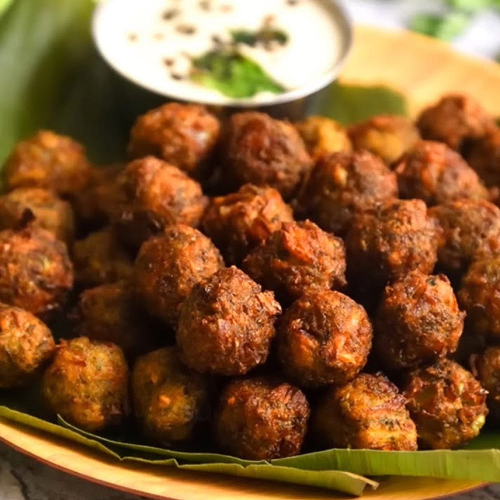 ఈ పెసర పునుకుల తయారీ కోసం ముందుగా ఒక కప్పు పెసరపప్పు, రెండు టేబుల్ స్పూన్ల మినపప్పు తీసుకుని శుభ్రంగా కడిగి కనీసం 3 గంటల పాటు నానబెట్టుకోవాలి. పప్పు నానిన తర్వాత నీళ్లన్నీ వడకట్టి, మిక్సీ జార్లో లేదా గ్రైండర్లో వేసి 2 అంగుళాల అల్లం ముక్కలు, తగినంత ఉప్పు వేసి వెన్నలా మెత్తగా గ్రైండ్ చేసుకోవాలి.