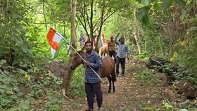గుండెనిండా దేశభక్తి.. గుర్రాలతో నిరసన.. గిరిజనుల ఆవేదన