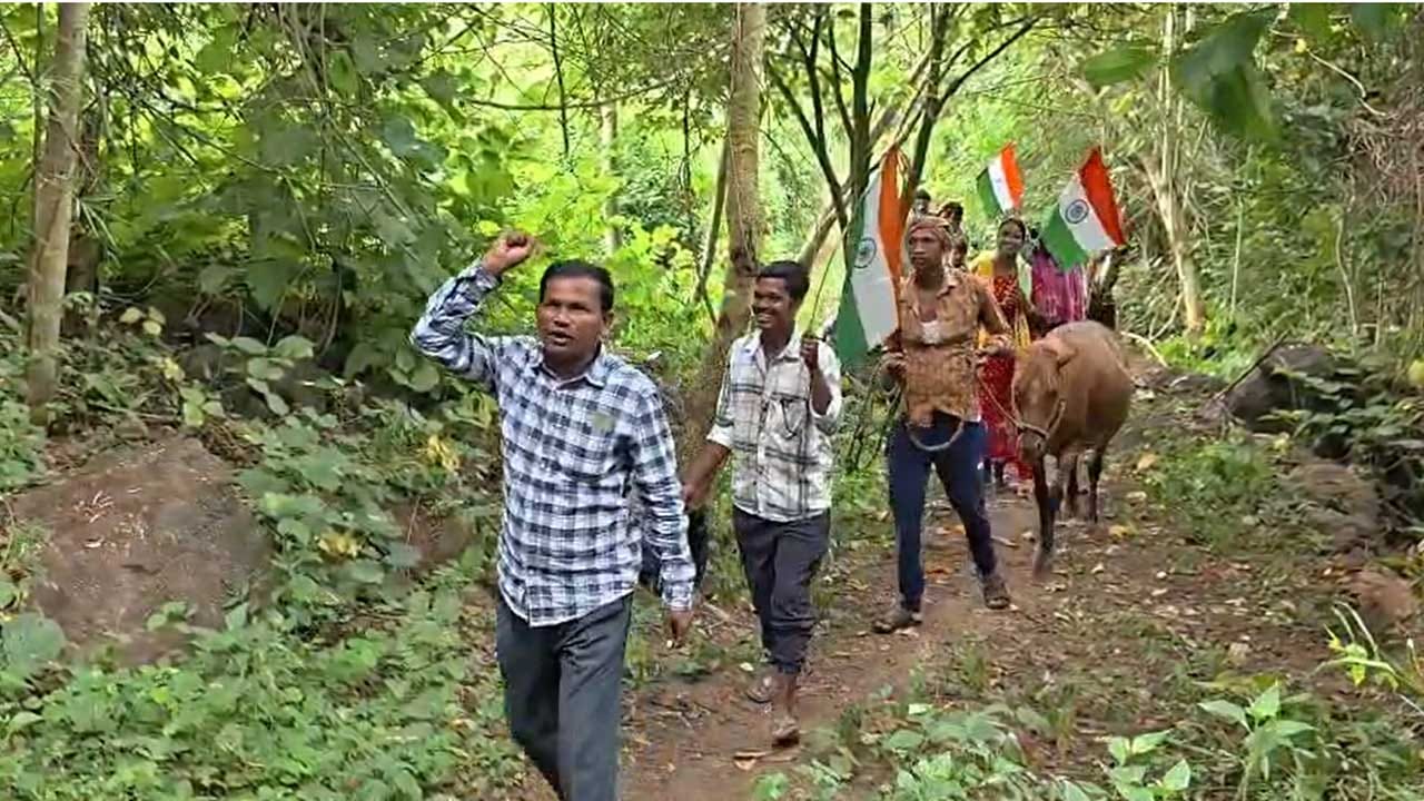 రోడ్డు సౌకర్యం లేకపోవడంతో అనారోగ్యం పాలైన వారిని సకాలంలో ఆసుపత్రికి తరలించలేక తోటి గిరిజనులు కొన్ని సందర్భాల్లో ప్రాణాలు కోల్పోతున్నారు. అలాగే.. గర్భిణీ స్త్రీలు తో పాటు ఎవరికైనా అనారోగ్యం గురైతే డోలి కట్టాల్సిందే. కిలోమీటర్ల వరకు డోలి మోయాల్సిందే. రోడ్డు సౌకర్యం లేదు. దింతో.. రహదారి సౌకర్యం కోసం అనకాపల్లి జిల్లా కలెక్టర్ కు, చోడవరం ఎమ్మెల్యే కు పలుమార్లు ఫిర్యాదు చేసామని… రహదారి లేక డోలుమూతలు తప్పడం లేదని వాపోయారు. రేషన్ బియ్యం, పెన్షన్, నిత్యవసరవస్తువులు తెచ్చుకోవాలంటే గుర్రాల మీదే ప్రయాణం చేయవలసి వస్తుందని వారి ఆవేదన. స్వర్ణాంధ్ర వికసిద్భారత్ నినాదాలతో హైవేలో విమానాశ్రయాలు నిర్మిస్తున్నారు కానీ మాకు సౌకర్యాలు ఎందుకు కల్పించడం లేదని ఆవేదన చెందుతున్నారు. నాన్ షెడ్యూల్ పై పాలకుల చిన్నచూపు ఎందుకని ప్రశ్నిస్తున్నారు.