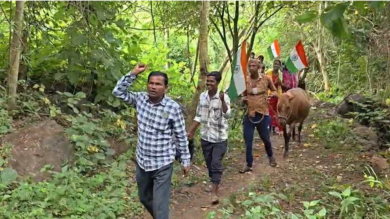 రోడ్డు సౌకర్యం లేకపోవడంతో అనారోగ్యం పాలైన వారిని సకాలంలో ఆసుపత్రికి తరలించలేక తోటి గిరిజనులు కొన్ని సందర్భాల్లో ప్రాణాలు కోల్పోతున్నారు. అలాగే.. గర్భిణీ స్త్రీలు తో పాటు ఎవరికైనా అనారోగ్యం గురైతే డోలి కట్టాల్సిందే. కిలోమీటర్ల వరకు డోలి మోయాల్సిందే. రోడ్డు సౌకర్యం లేదు. దింతో.. రహదారి సౌకర్యం కోసం అనకాపల్లి జిల్లా కలెక్టర్ కు, చోడవరం ఎమ్మెల్యే కు పలుమార్లు ఫిర్యాదు చేసామని… రహదారి లేక డోలుమూతలు తప్పడం లేదని వాపోయారు. రేషన్ బియ్యం, పెన్షన్, నిత్యవసరవస్తువులు తెచ్చుకోవాలంటే గుర్రాల మీదే ప్రయాణం చేయవలసి వస్తుందని వారి ఆవేదన. స్వర్ణాంధ్ర వికసిద్భారత్ నినాదాలతో హైవేలో విమానాశ్రయాలు నిర్మిస్తున్నారు కానీ మాకు సౌకర్యాలు ఎందుకు కల్పించడం లేదని ఆవేదన చెందుతున్నారు. నాన్ షెడ్యూల్ పై పాలకుల చిన్నచూపు ఎందుకని ప్రశ్నిస్తున్నారు.