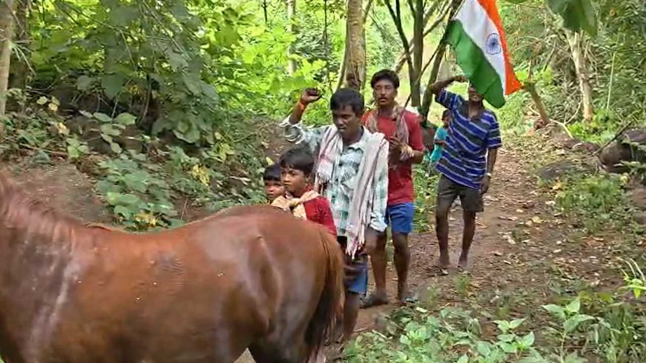 వెంటనే అధికారులు తమ సమస్యను గుర్తించి.. పశువులు బంద, జీడుగులోవ, సోంపురం బందరు వరకు రోడ్డు సౌకర్యం కల్పించాలని డిమాండ్ చేశారు. అలాగే అంగన్వాడి సెంటర్, ఆశా కార్యకర్తల తమ గ్రామాలకు ఏర్పాటు చేయాలని కోరుతున్నారు. ఈ నిరసన ప్రదర్శనలో గిరిజన సంఘం జిల్లా అధ్యక్షుడు గోవిందరావు పివిటిజి సంఘం నాయకులు కామేశ్వరరావు, వాసు, వంతల దాసు, చిలకమ్మ పీవీటిజీ నాయకులు, గ్రామస్థులు పాల్గొన్నారు.