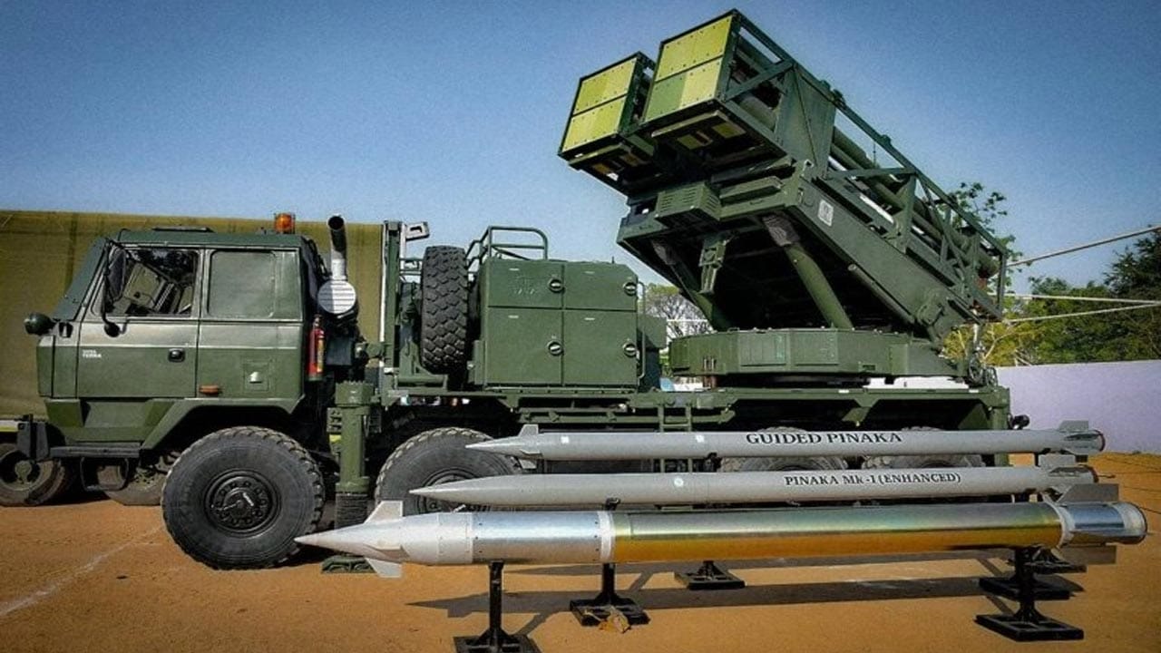 పినాకా ప్రత్యేకతలు ఏమంటే. ఖచ్చితమైన దాడి (Precision Strike): కేవలం గుడ్డిగా రాకెట్లను కురిపించకుండా, శత్రువుల కమాండ్ సెంటర్లు, రాడార్లు, లాజిస్టిక్స్ హబ్స్ను కచ్చితంగా ధ్వంసం చేసేలా దీనిని తీర్చిదిద్దారు. ఇందులో INS, GPS తో పాటు భారత్ స్వదేశీ NavIC శాటిలైట్ నావిగేషన్ సిస్టమ్ను జోడించారు. రేంజ్ పెరుగుతుంది. ఎన్హాన్స్డ్ రేంజ్ పినాకా: 45-60 కి.మీ, గైడెడ్ పినాకా: 75-80 కి.మీ, లాంగ్ రేంజ్ గైడెడ్ రాకెట్ (LRGR): ఏకంగా 120 కి.మీ దూరంలోని లక్ష్యాలను కూడా ఛేదించగలదు.