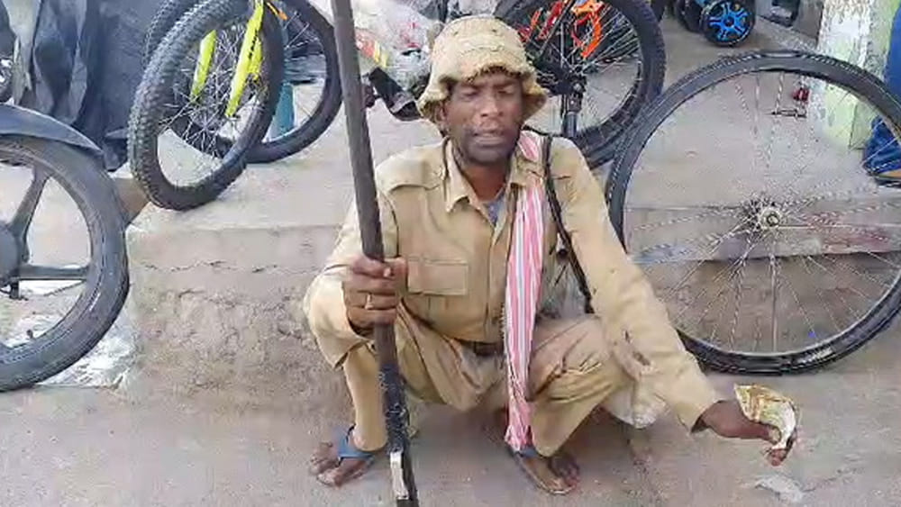 Telangana: పిట్ట కథలతో పొట్ట పోసుకుంటున్న పిట్టల దొర