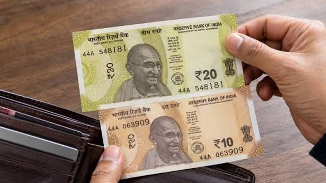 తక్కువ విలువ కలిగిన ప్లాస్టిక్ నోట్ల వల్ల ఎక్కువ ఉపయోగం ఉంటుందన్నారు. వచ్చే ఆర్ధిక సంవత్సరం ప్రారంభం నాటికి వీటిని తీసుకురావాలనే లక్ష్యం పెట్టుకున్నట్లు తెలిపారు. తొలుత రూ.10, రూ.20 నోట్లను ఆర్బీఐ తీసుకురానుంది. అనంతరం వీటి ద్వారా వచ్చే ఫీడ్ బ్యాక్ను బట్టి మిగతా కరెన్సీ నోట్లను కూడా చలామణిలోకి తీసుకొచ్చే అవకాశముంది. వీటి వల్ల నకిలీ నోట్ల బెడద కూడా ఎక్కువగా ఉండదు.