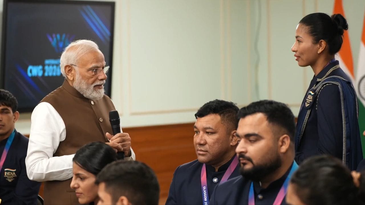 Video: రెస్టారెంట్ వాళ్లతో గొడవ పడ్డావంట.. బాక్సర్ లవ్లీనాతో ప్రధాని మోదీ సరదా సంభాషణ..