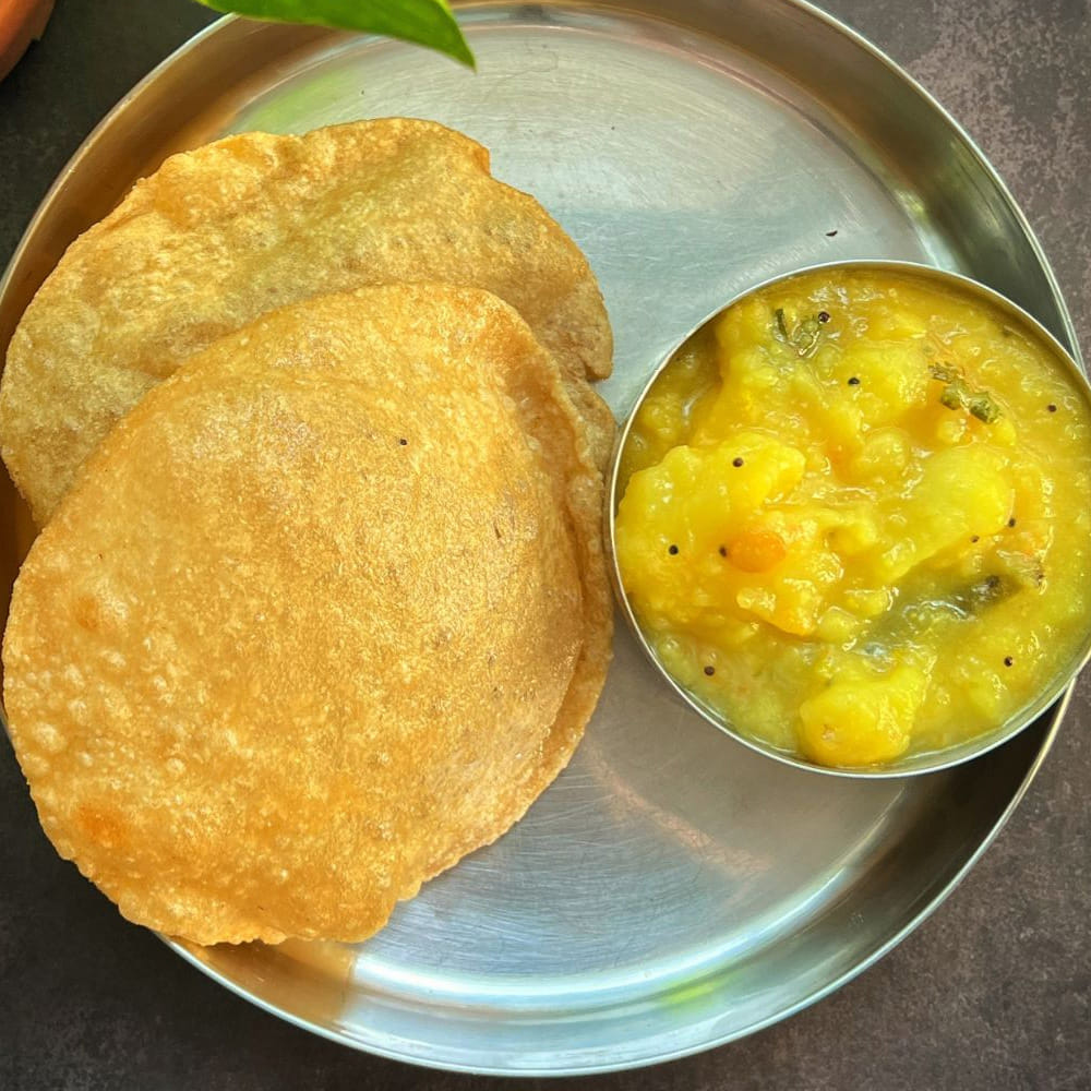 కొన్ని చిన్న చిన్న జాగ్రత్తలు పాటిస్తే హోటల్ కంటే రుచికరమైన పూరి కర్రీని నిమిషాల్లో తయారు చేసుకోవచ్చు. ఈ పూరి కర్రీ తయారీకి ముందుగా పాన్లో రెండు టీస్పూన్ల నూనె వేసి వేడిచేసి, అర టీస్పూన్ ఆవాలు వేసి చిటపటమనిపించాలి. ఆ తర్వాత ఒక టీస్పూన్ శనగపప్పు, ఒక టీస్పూన్ మినపప్పు వేసి సగానికి పైగా వేయించాలి.
