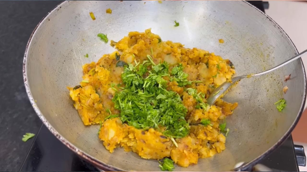 ఒక గిన్నెలో గోధుమపిండి, తగినంత ఉప్పు వేసి బాగా కలపాలి. కొద్దికొద్దిగా నీరు పోస్తూ, చపాతీ పిండిలా మెత్తగా, సాఫ్ట్ గా కలుపుకోవాలి. నెయ్యి లేదా నూనె వేయాల్సిన అవసరం లేదు. పిండిని ముద్దలా చేసి, మూత పెట్టి 15 నిమిషాల పాటు నానబెట్టాలి. పిండి నానబెట్టే సమయంలో, స్టవ్ వెలిగించి పాన్ పెట్టి, నూనె వేయాలి. నూనె వేడయ్యాక ఆవాలు, జీలకర్ర వేసి చిటపటలాడనివ్వాలి. కరివేపాకు, చిన్నగా కట్ చేసుకున్న ఉల్లిపాయ ముక్కలు, పచ్చిమిర్చి ముక్కలు వేసి ఉల్లిపాయలు కాస్త మెత్తబడే వరకు వేయించాలి.