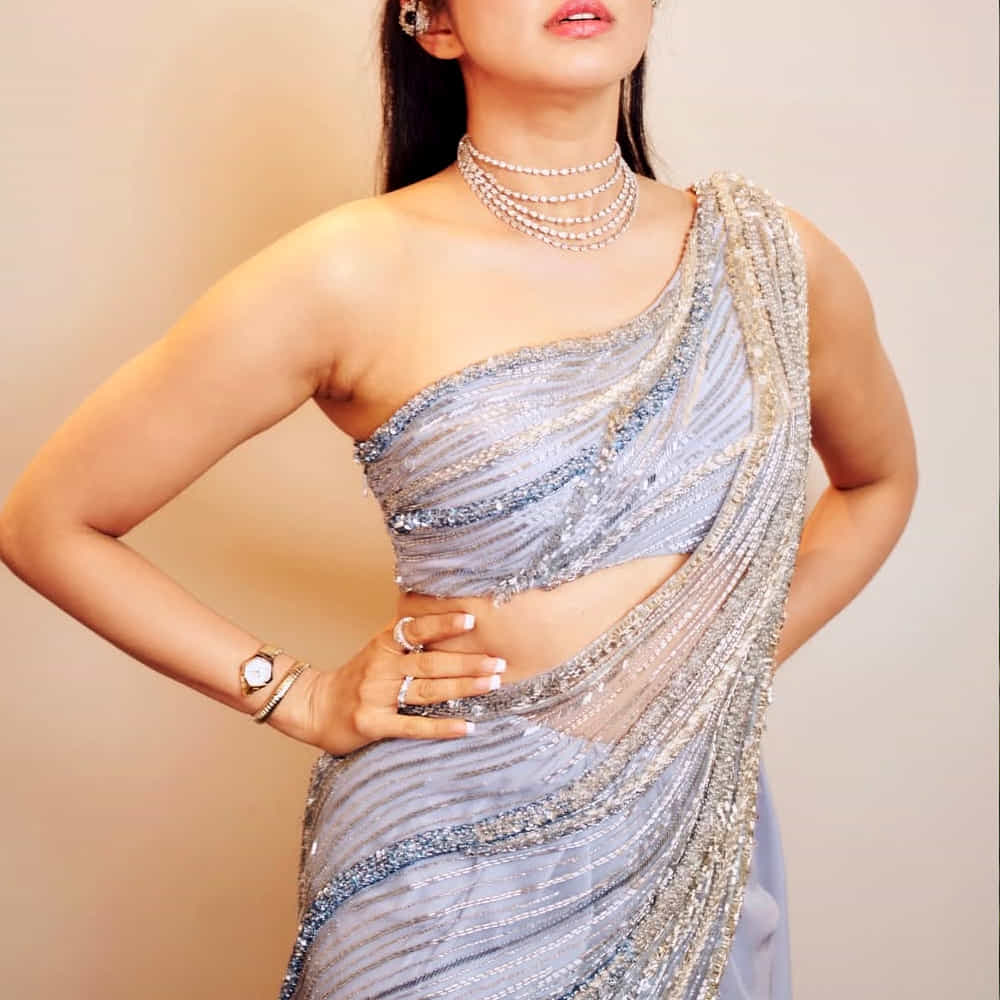 ఇప్పటికే చాలా మంది హీరోయిన్స్ సినిమాలు మానేసి పెళ్లి చేసుకొని సెటిల్ అవుతున్నారు. అయితే అభిమానులు ఈ ముద్దుగుమ్మల కోసం సోషల్ మీడియాలో గాలిస్తున్నారు. ఇప్పుడు ఎలా ఉన్నారు.? ఎక్కడ ఉన్నారు.? ఏం చేస్తున్నారు.? అంటూ ఆరాలు తీస్తున్నారు. ఇప్పుడు ఓ చిన్నదాని కోసం నెటిజన్స్ గూగుల్ లో తెగ గాలిస్తున్నారు. ఇంతకూ ఆ భామ ఎవరో తెలుసా.?