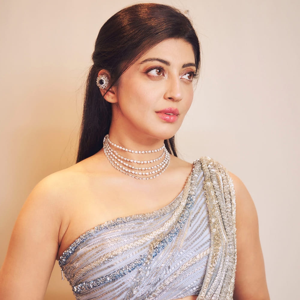 ఈ అమ్మడి అందానికి కుర్రకారు ఫిదా అయ్యారు. ఏం పిల్లో ఏం పిల్లడో సినిమాతో తెలుగు ప్రేక్షకులకు పరిచయం అయ్యింది ఈ అమ్మడు. హీరోయిన్ గా వరుసగా సినిమాలు చేసి మెప్పించింది. హీరోయిన్ గా అనుకున్నంత గుర్తింపు సొంతం చేసుకోలేదు. ఆతర్వాత సెకండ్ హీరోయిన్ గా సినిమాలు చేసింది. అయినా కూడా అంతగా సక్సెస్ సాధించలేదు. పవర్ స్టార్ పవన్ కళ్యాణ్ హీరోగా నటించిన అత్తారింటికి దారేది సినిమాతో భారీ హిట్ అందుకుంది.