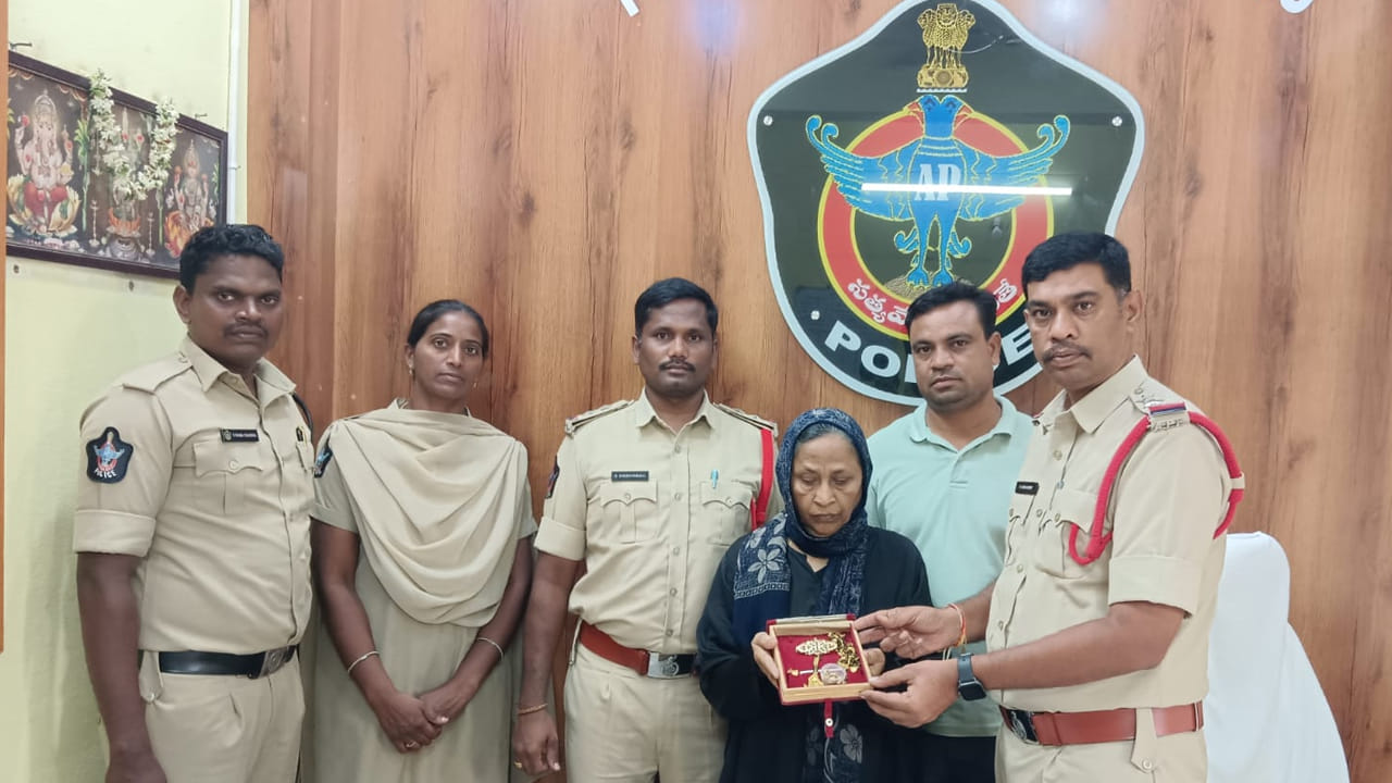 రూ.10 లక్షల బంగారు నగలు పోగొట్టుకున్న వృద్ధురాలు.. పోలీసుల సమయస్పూర్తికి హాట్సాఫ్!