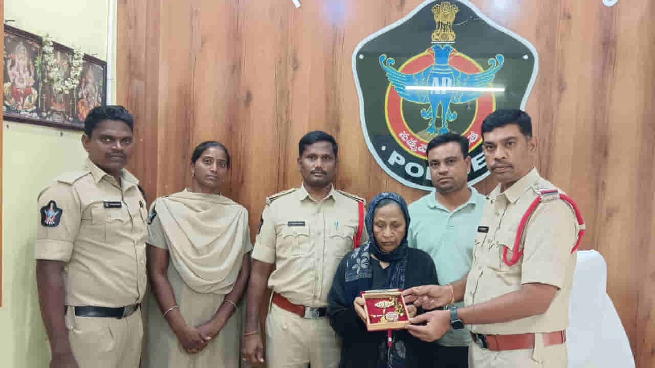 రూ.10 లక్షల బంగారు నగలు పోగొట్టుకున్న వృద్ధురాలు.. పోలీసుల సమయస్పూర్తికి హాట్సాఫ్!
