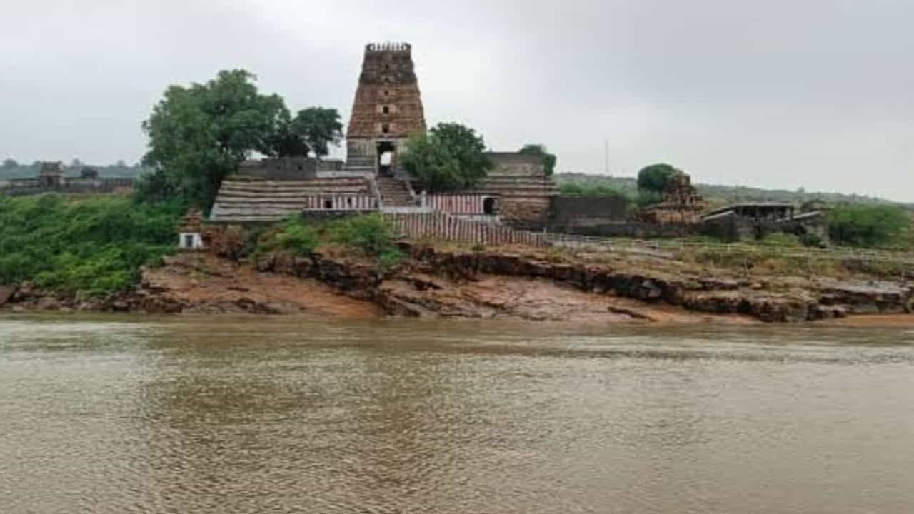 శైవులు, వైష్ణవులు కలిసి పూజించే చెన్నకేశ్వర స్వామి దేవాలయంలో కాశీకి వెళ్లలేని వారు పుష్పగిరి క్షేత్రంలో పిండ ప్రధానం చేస్తే కాశీకి వెళ్లి వచ్చినంత పుణ్యమని అంటారు. అంతేకాక అరుణాచలంలో గిరిప్రదక్షిణ లాగా పుష్పగిరి క్షేత్రంలో కూడా గిరి ప్రదక్షణ చేస్తే అంతపుణ్యం అంట. అందుకే చాలా మంది ఇక్కడ గిరి ప్రదిక్షణ చేస్తారు.