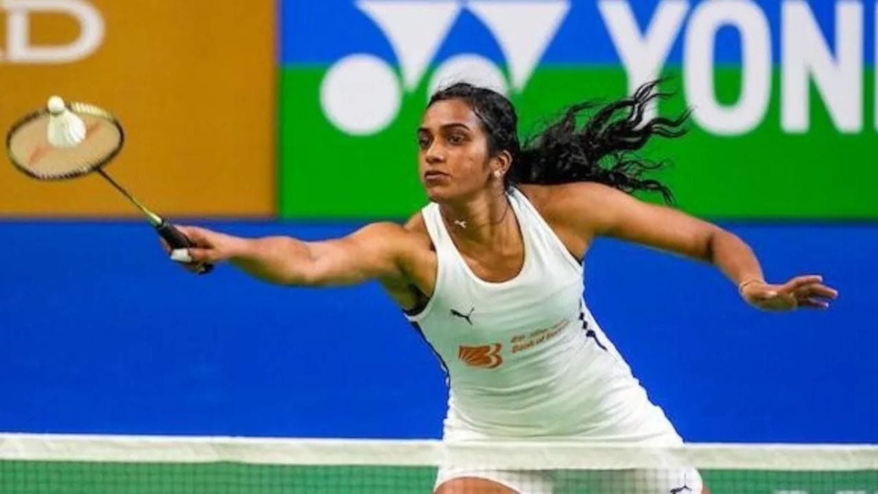 PV Sindhu: బీడబ్ల్యూఎఫ్ వరల్డ్ ఛాంపియన్షిప్లో పీవీ సింధు శుభారంభం.. 2వ రౌండ్లోకి ఎంట్రీ..!