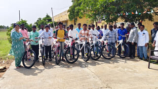 సూపర్ సర్పంచ్ సాబ్.. బడికి.. ఇక సైకిల్‌పై..! పేద విద్యార్థుల నడక కష్టాలకు చెక్..
