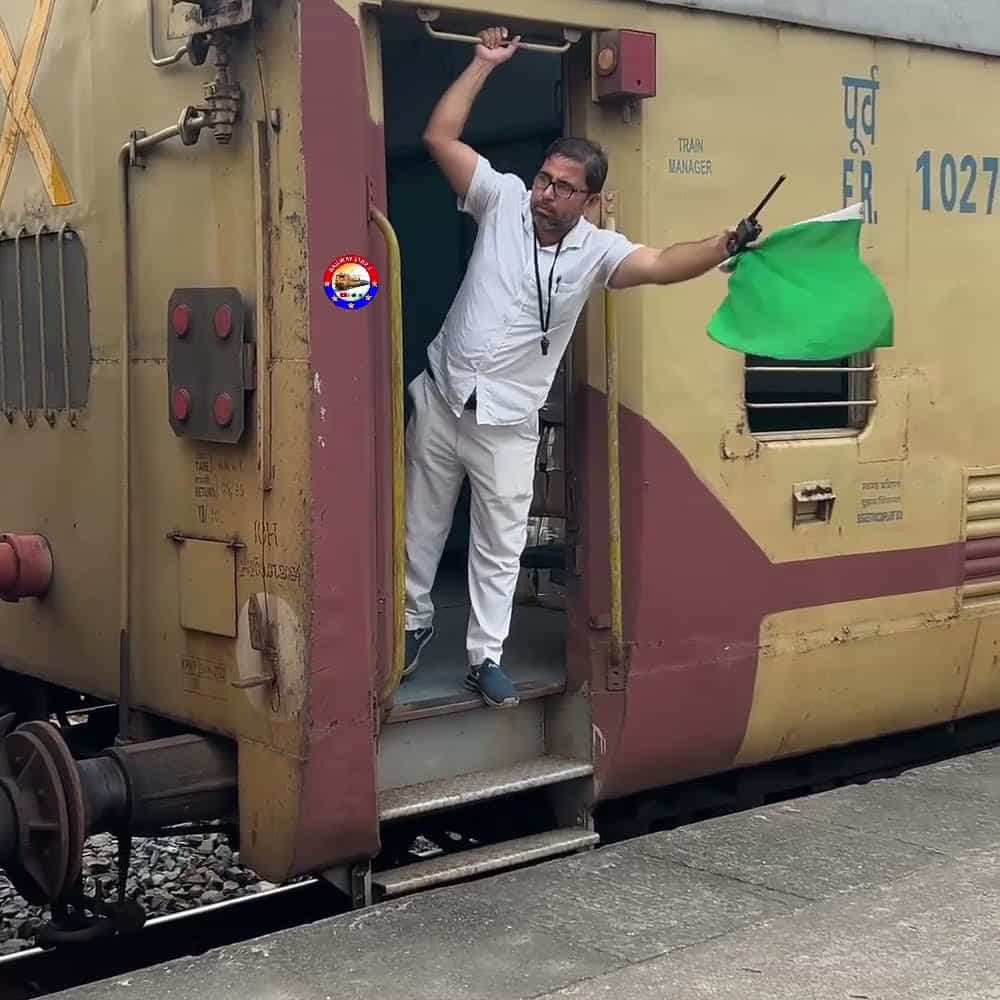 అలాగే రైలు డ్రైవర్ కూడా స్టేషన్‌ను దాటే సమయంలో పచ్చ జెండా చూపించడం కనిపిస్తుంది. ఇది రైలు సిబ్బంది అప్రమత్తంగా ఉన్నారనే విషయాన్ని సిబ్బంది మధ్య తెలియజేసే సంప్రదాయ సంకేతంగా ఉపయోగించబడుతుంది.