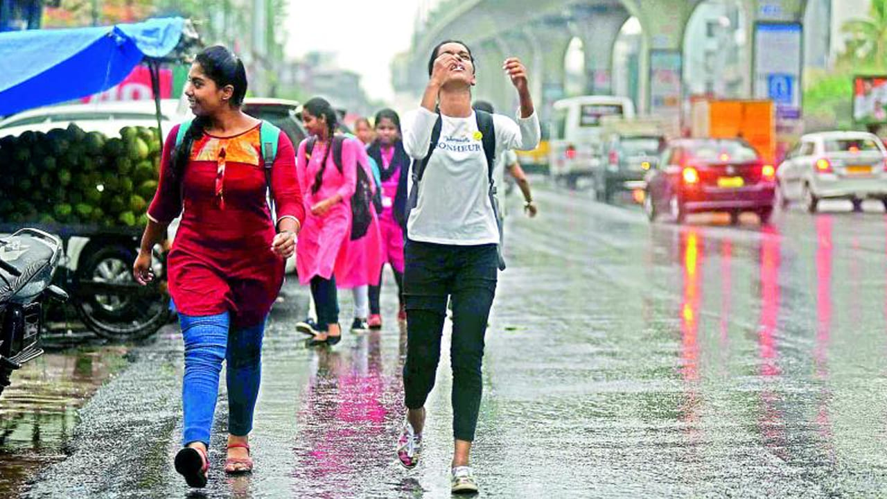 Rain Alert: బంగాళాఖాతంలో ఉపరితల ఆవర్తనం ఎఫెక్ట్.. తెలంగాణకు భారీ వర్షసూచన.. వాతావరణశాఖ అప్డేట్ ఇదే..