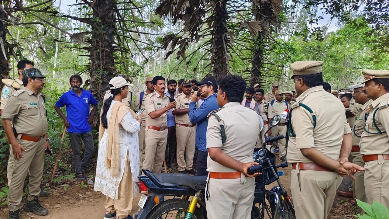 పరిసర గ్రామాల్లో మైక్ అనౌన్స్మెంట్లు, విజ్ఞప్తి: దర్భగూడెం, చెల్లావారిగూడెం, సీతాంపేట వంటి సమీప గ్రామాల్లో డప్పు చాటింపులు, మైక్ అనౌన్స్మెంట్ల ద్వారా ప్రజలను నిరంతరం అప్రమత్తం చేస్తున్నారు. కన్నాపూర్, పోలవరం, కుకునూరు, జంగారెడ్డిగూడెం ఫారెస్ట్ రేంజ్ అధికారులు నిరంతరం విధుల్లో ఉన్నారని, ప్రజలు భయాందోళన చెందకుండా అటవీ శాఖకు సహకరించాలని డీఎఫ్ఓ విజ్ఞప్తి చేశారు.