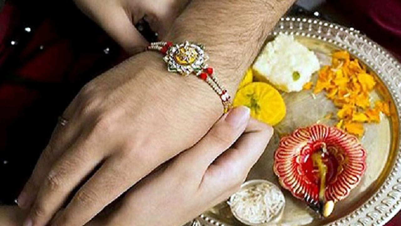 రక్షా బంధన్ రోజు తప్పకుండా చేయాల్సిన పనుల్లోకి వెళ్లితే, ఈ రోజు తప్పకుండా మీ సోదరులతో కలిసి ఆలయాన్ని సందర్శించడం చాలా మంచిది. అంతే కాకుండా సోదరులకు తూర్పు లేదా ఉత్తర దిశ వైపు ముఖం పెట్టి రాఖీ కట్టేలా చూసుకోవాలి. రాఖీ కట్టడానికి ముందు హారతి ఇవ్వడం అస్సలే మర్చిపోకూడదు.