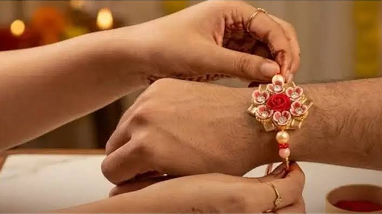 జానపదకథల ప్రకారం, రాఖీ తెగిపోవడం అనేది సోదరుడి దారిలో వచ్చిన ఏదైనా ప్రమాదం లేదా ప్రతికూల శక్తి , చెడు దృష్టి తొలిగిపోవడం, రాఖీ తెగిపోయినా అస్సలే భయపడకూడదు అని చెబుతున్నారు పండితులు.  రాఖీ తెగిపోయిన రాఖీని నీటిలో నిమజ్జనం చేయడం లేదా తులసి మొక్కకు సమర్పించి, దేవుడిని ప్రార్థించి కొత్తది కట్టాలంట. దీని వలన ఎలాంటి సమస్యలు ఎదురు కాకుండా మీ బంధం కొనసాగుతుంది.