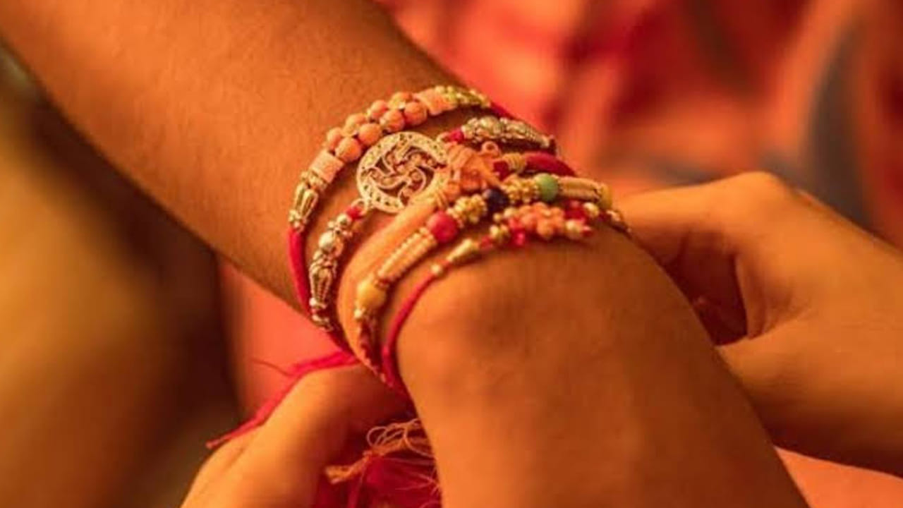 అంతే కాకుండా ఎప్పుడూ రాఖీ కట్టినా మనసులో దేవుడిని సమ్మరిస్తూ, సోదరుడి క్షేమం కోసం ప్రార్థిస్తూ  రాఖీని కట్టాలి.  అలాగే రాఖీ కట్టిన తర్వాత కూడా దానిని ఎక్కడ పడితే అక్కడ పారవేయకుండా, నీటిలో వేయడం లేదా తులసి  మొక్క వద్ద వేయడం చేయాలంట. ముఖ్యంగా మీరు రాఖీ కట్టే సమయంలో అది తెగిపోతే, దానిని తులసి మొక్క వద్ద పెట్టడం చాలా మంచిది అని చెబుతున్నారు పండితులు.