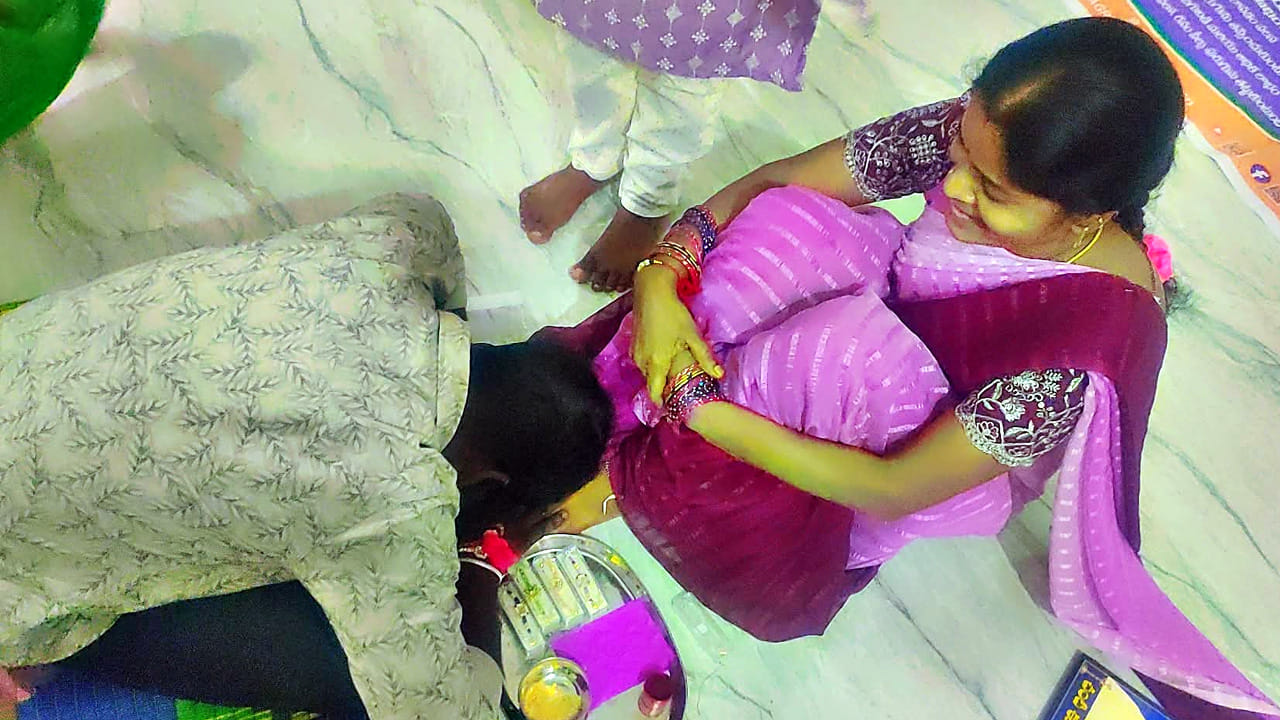 రాఖీ పౌర్ణమి (రక్షా బంధన్‌) అన్నాచెల్లెళ్లు, అక్కాతమ్ముళ్ల మధ్య ఉన్న ప్రేమ, ఆప్యాయతకు ప్రతీక.. ఈ రోజున సోదరీమణులు తమ సోదరుల చేతికి రాఖీ కట్టి వారి సుఖసంతోషాలను కోరుకుంటారు.. ఈ పండుగ కోసం అక్కలు, చెల్లెళ్లు.. ఎంతో కాలం నుంచి వేచిచూస్తుంటారు. అయితే.. రాఖి పండుగ జరుపుకునే రోజు విషయంలో ఎన్నో అనుమానాలున్నాయి.. 
