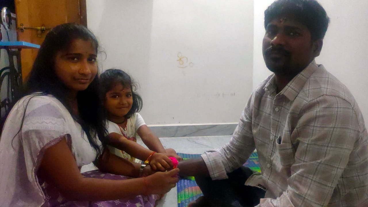 రాఖీ కట్టడానికి శుభ ముహూర్తం: రాఖీ కట్టడానికి ఆగస్టు 28 ఉదయం 05:57 నుండి ఉదయం 09:48 వరకు అత్యంత పవిత్రమైన ముహూర్తంగా నిర్ణయించారు. ముహూర్తం వ్యవధి: 3 గంటల 51 నిమిషాలు.. ఉదయం పూట వీలుకాని వారికి అపరాహ్న ముహూర్తం మధ్యాహ్నం 01:46 నుండి 04:20 వరకు కూడా రాఖీ కట్టుకోవచ్చని పండితులు తెలిపారు.