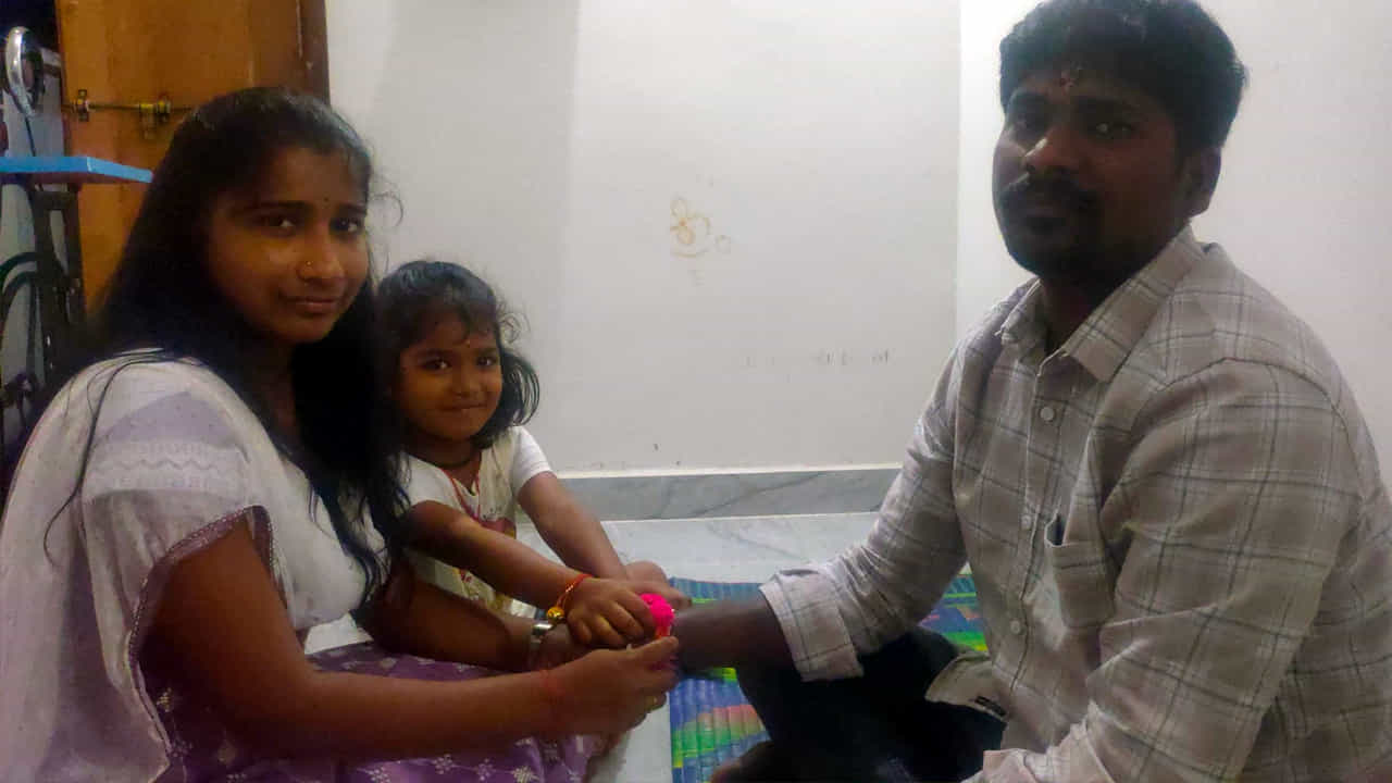రాఖీ కట్టడానికి శుభ ముహూర్తం: రాఖీ కట్టడానికి ఆగస్టు 28 ఉదయం 05:57 నుండి ఉదయం 09:48 వరకు అత్యంత పవిత్రమైన ముహూర్తంగా నిర్ణయించారు. ముహూర్తం వ్యవధి: 3 గంటల 51 నిమిషాలు.. ఉదయం పూట వీలుకాని వారికి అపరాహ్న ముహూర్తం మధ్యాహ్నం 01:46 నుండి 04:20 వరకు కూడా రాఖీ కట్టుకోవచ్చని పండితులు తెలిపారు. 
