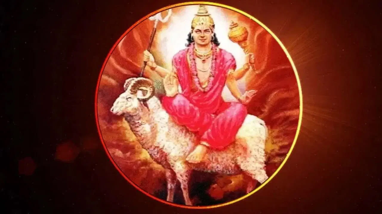 ఆర్ద్ర నుంచి పునర్వసులోకి కుజుడి ప్రవేశం..
ఆర్ద్ర నక్షత్రానికి అధిపతి రాహువు. జ్యోతిష్య నమ్మకాల ప్రకారం ఈ నక్షత్రం మార్పు, పోరాటం, అన్వేషణ, పరివర్తన వంటి అంశాలతో ముడిపడి ఉంటుంది. పునర్వసు నక్షత్రానికి అధిపతి గురుడు. ఇది పునరుద్ధరణ, ఆశ, అభివృద్ధి, సానుకూలతకు ప్రతీకగా భావిస్తారు. ఈ నేపథ్యంలో కుజుడి పునర్వసు నక్షత్ర ప్రవేశం కొన్ని రాశుల వారికి వృత్తి, ఆర్థిక, వ్యాపార, వ్యక్తిగత జీవితాల్లో కొత్త అవకాశాలను తీసుకురావచ్చని జ్యోతిష్య అంచనాలు సూచిస్తున్నాయి.