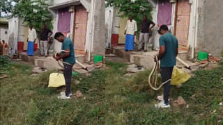 Andhra Pradesh: ఇంటిపక్కన జెర్రిపోతుల సయ్యాట.. పట్టుకోవడానికి వెళ్లిన స్నేక్ క్యాచర్‌ను చుట్టుకొని.. మీరే వీడియో చూడండి..